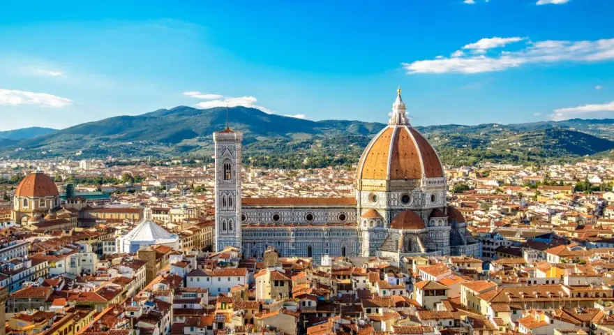 Widok na Florencję, jedno z najpiękniejszych miejsc w Europie, z katedrą Santa Maria del Fiore i dzwonnicą Giotta na tle wzgórz.