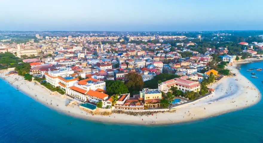 Zanzibar, idealne miejsce, gdzie na wakacje w sierpniu. Białe plaże, turkusowa woda i zabytkowe miasto zapraszają do odpoczynku.