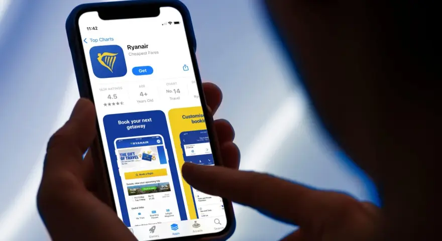 Na ekranie telefonu widać aplikację Ryanair, gdzie można znaleźć kartę pokładową i zarządzać swoimi podróżami.