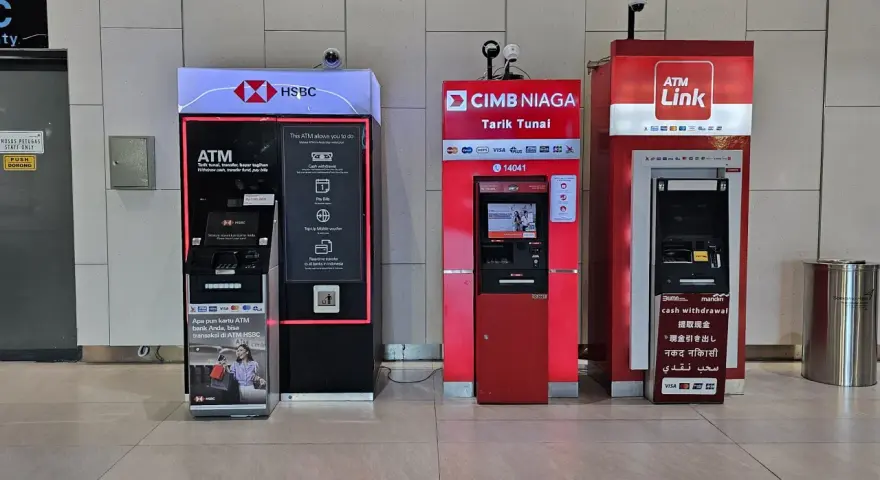 Cztery bankomaty: HSBC, CIMB NIAGA, ATM Link i jeden nieznany. Wszędzie można wypłacić walutę na bali.