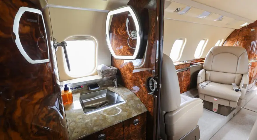 Ile kosztuje prywatny samolot? Przewodnik po cenach i Empty Legs