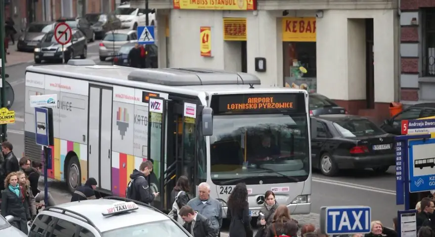 Dojazd na lotnisko Katowice z Warszawy: Szybko, tanio, wygodnie?