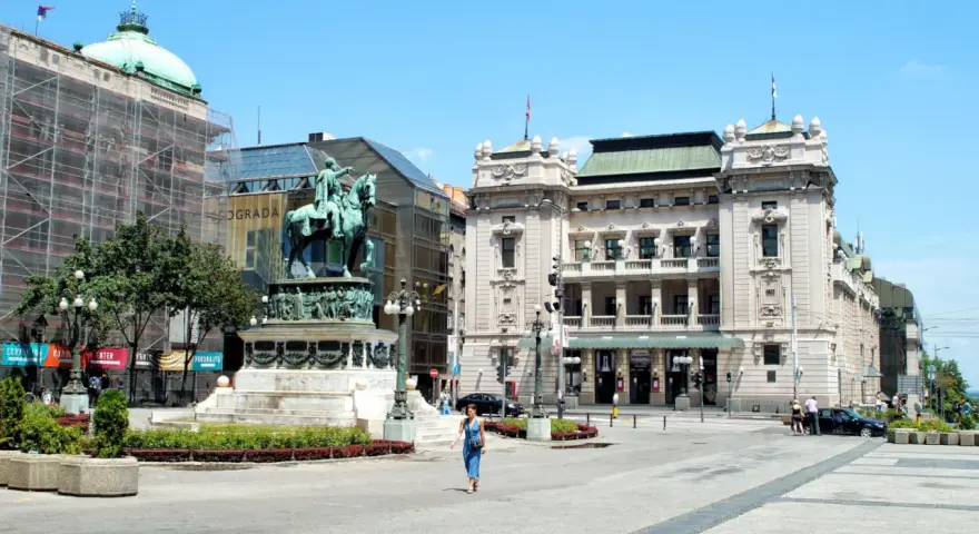 Pomnik księcia Michała na placu w centrum Belgradu, stolicy Serbii. W tle Teatr Narodowy i budynek w remoncie.