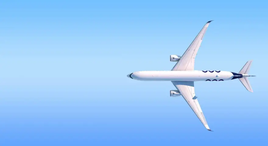 Biały samolot 737 MAX 8 z niebieskimi symbolami leci na tle błękitnego nieba.