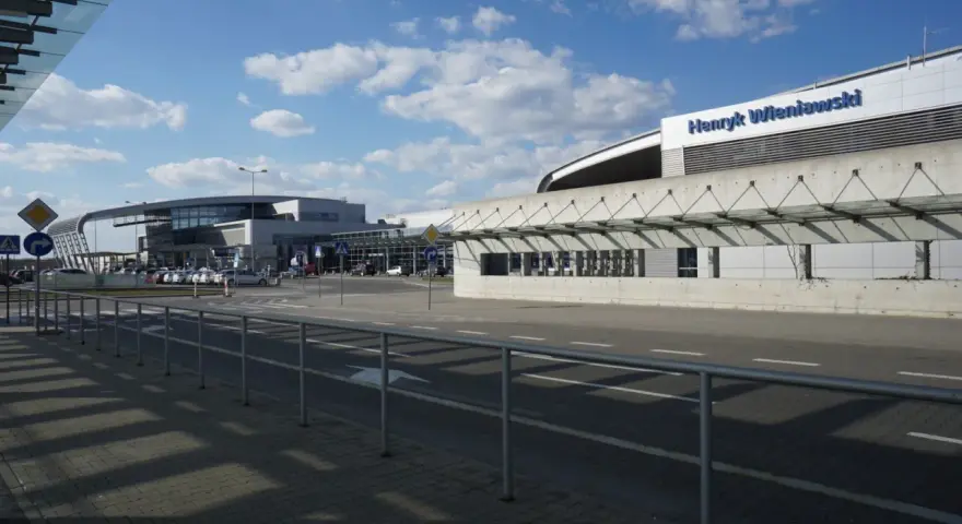 Jak dojechać z Dworca Poznań na Lotnisko Ławica? Wybierz mądrze!