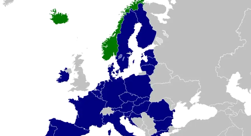 Mapa Europy z zaznaczonymi krajami EOG. Na niebiesko zaznaczono kraje UE, a na zielono Norwegię i Islandię.