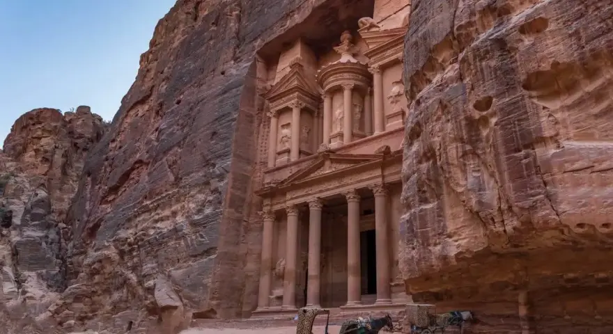 Petra, Jordania. Loty do tego cudu architektury to marzenie. Dwa zaprzęgi konne czekają przed wykutym w skale Skarbcem.