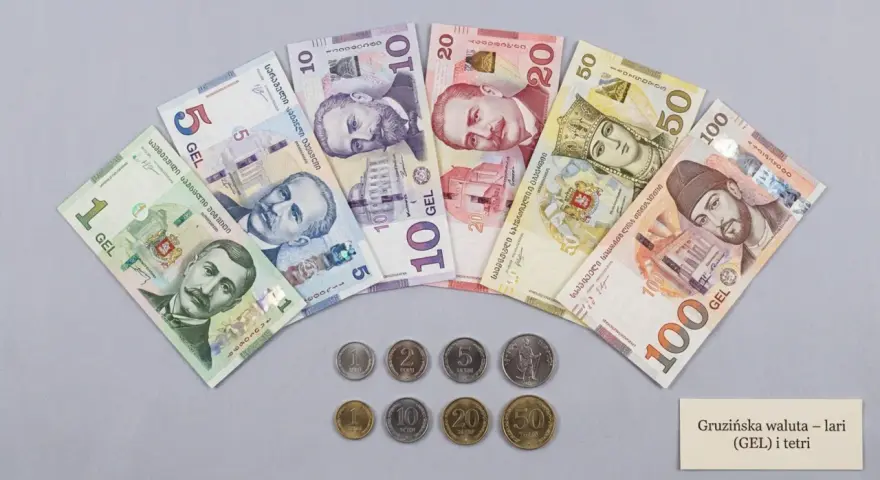 Gruzińska waluta - lari (GEL) i tetri. Banknoty o nominałach 1, 5, 10, 20, 50, 100 GEL i monety.
