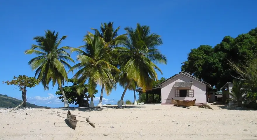 Piękna plaża z palmami i domkiem, idealne miejsce na wakacje. Zastanawiasz się, ile się leci na Madagaskar?