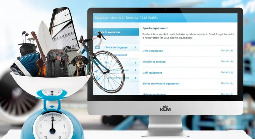 KLM bagaż podręczny: waga, deska surfingowa, gitara, akordeon, plecak i pies. Na ekranie zasady przewozu bagażu sportowego.