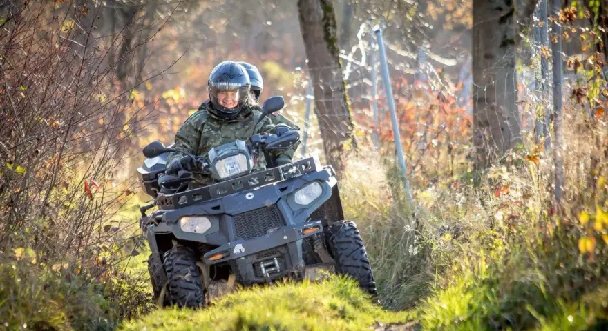 Ile zarabia Straż Graniczna na lotnisku? Pensje i dodatki 2026