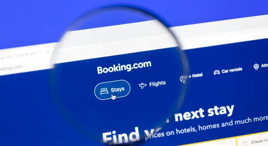 Szukaj najlepszych zniżek na booking.com, aby znaleźć idealny nocleg. Powiększenie ukazuje stronę główną serwisu z opcjami rezerwacji.