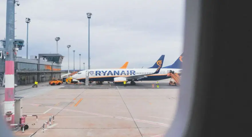 Samoloty Ryanair na płycie lotniska. Zastanawiasz się, ile alkoholu można przewieźć samolotem Ryanair?