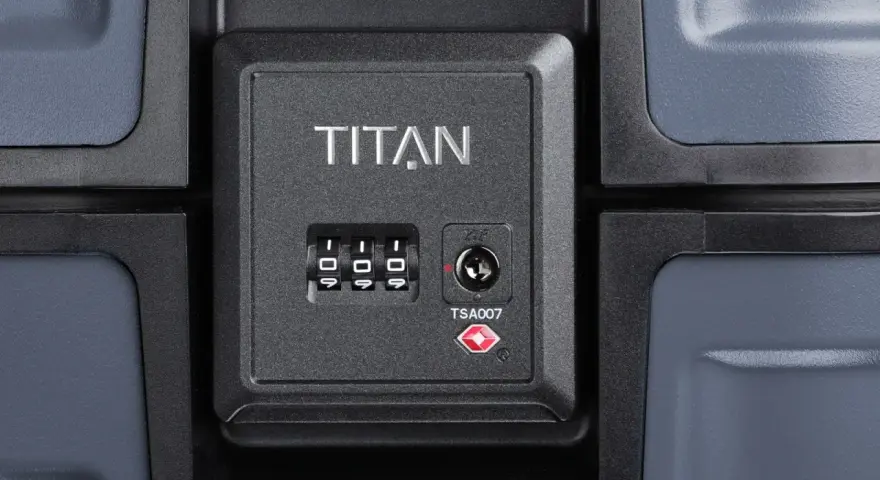 Zamek szyfrowy TSA na walizce Titan. Dowiedz się, jak ustawić kod w walizce, aby bezpiecznie podróżować.