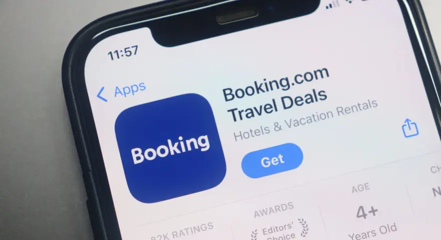 Aplikacja Booking.com na telefonie. Idealna do znalezienia noclegu lub jako pomysł na prezent – booking karta podarunkowa czeka na odkrycie!