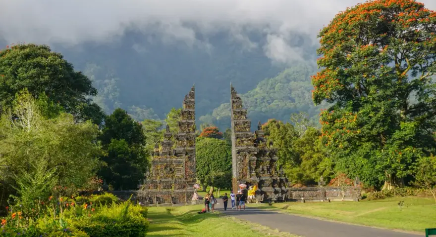 Brama na Bali, jakby z lotniska, wita turystów. W tle góry i chmury.