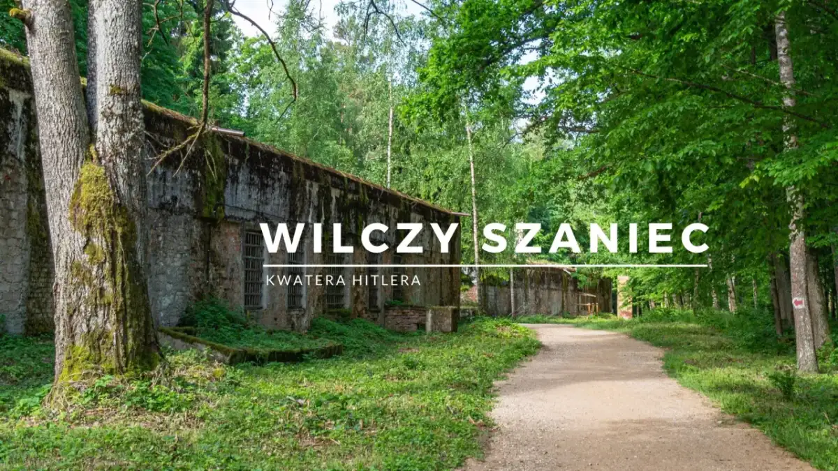 Wilczy Szaniec, historyczna kwatera Hitlera, otoczona zielenią. Wiele osób odwiedza to miejsce, by poznać jego historię.