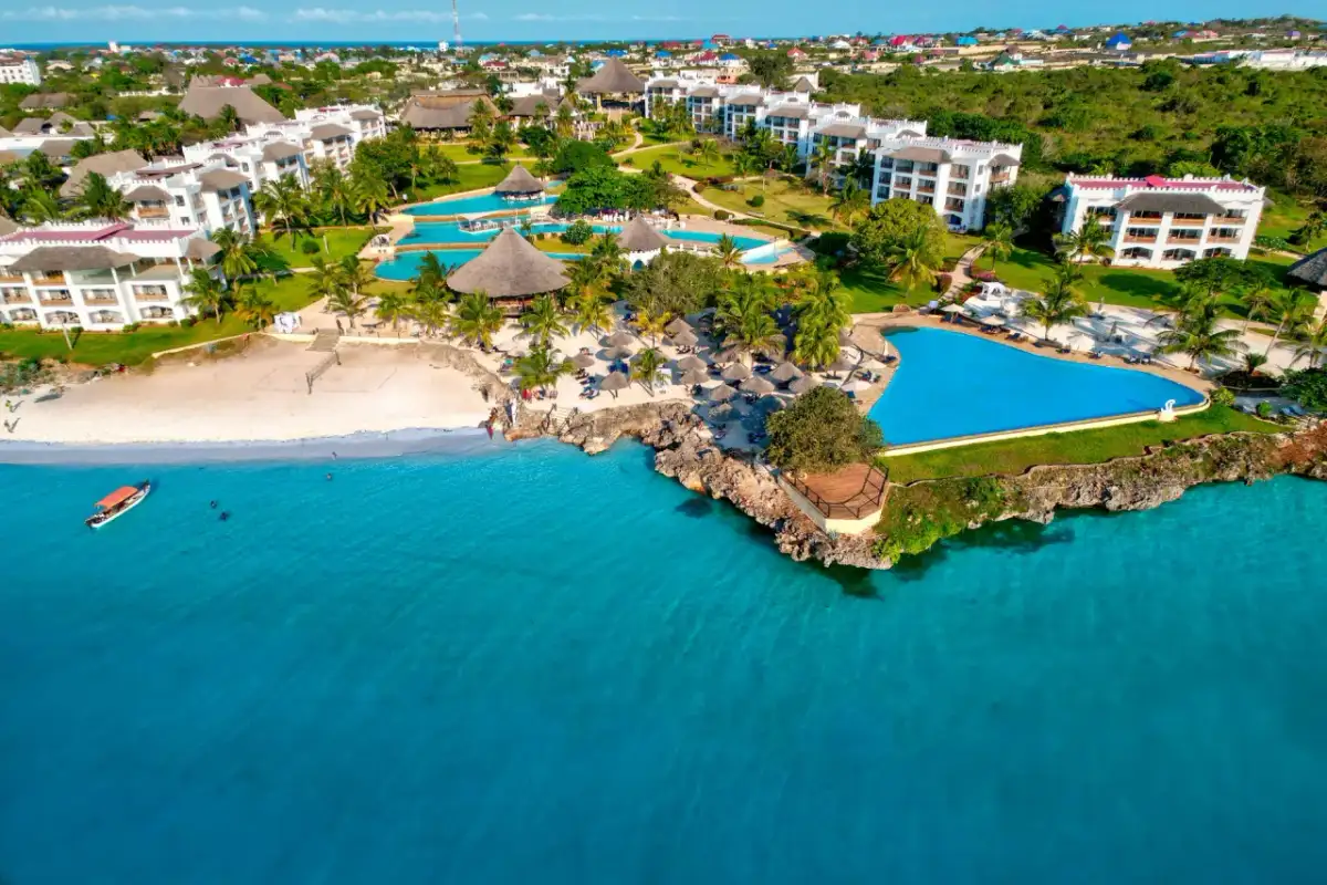 Rajskie wczasy na Zanzibarze. Widok na luksusowy resort z basenami i plażą. Idealne miejsce na wakacje, o czym świadczą liczne pozytywne opinie.