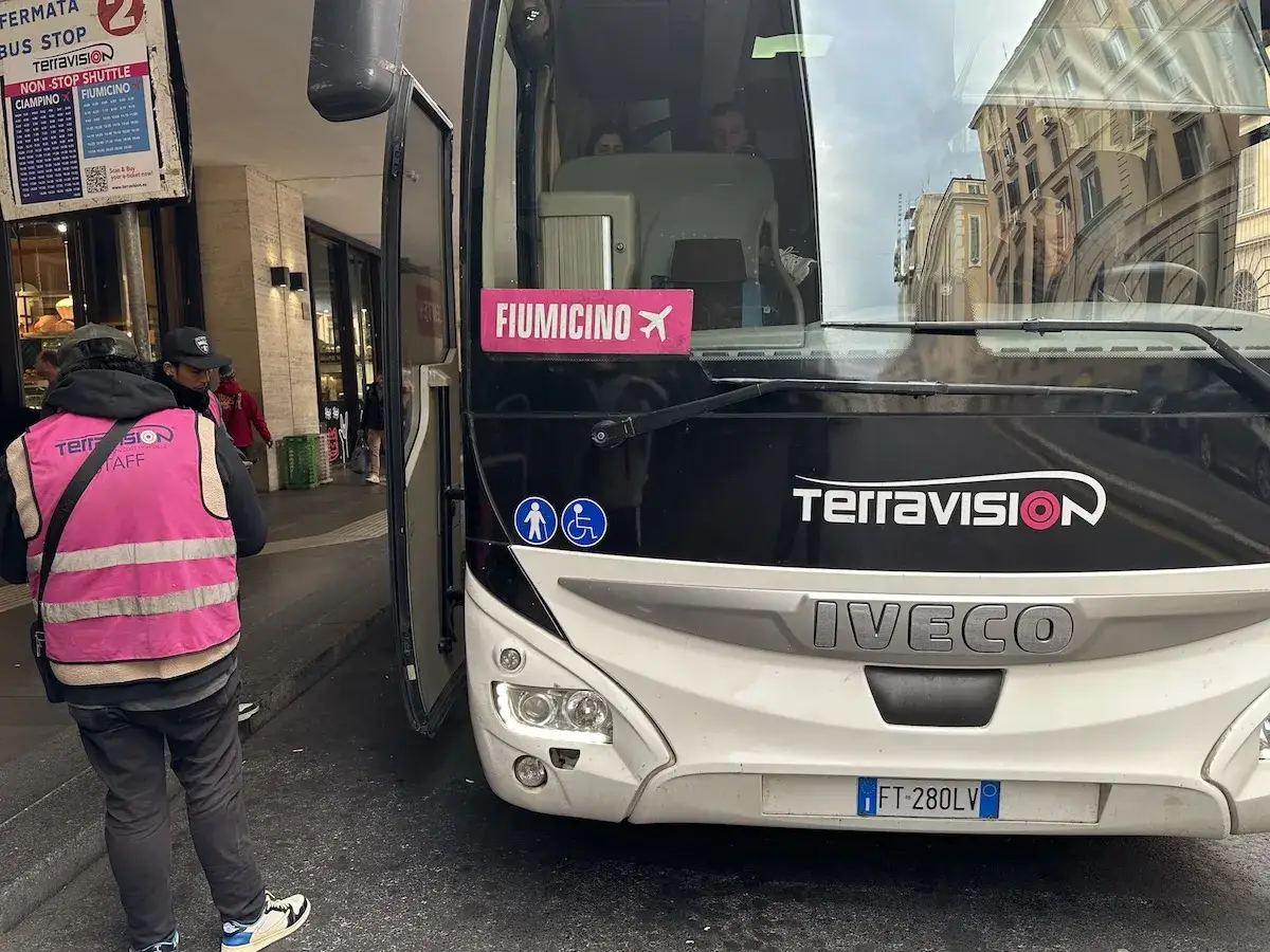 Autobus Terravision z napisem