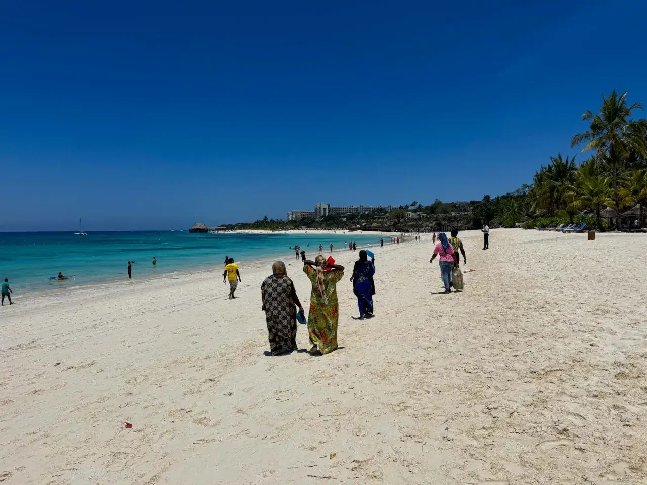 Piękna plaża na Zanzibarze, idealna na wczasy. Opinie turystów potwierdzają rajskie widoki i turkusową wodę.