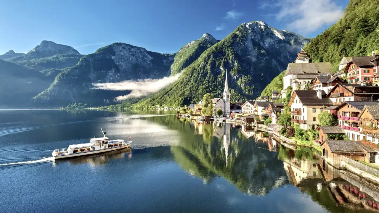 Hallstatt, z czego słynie Austria, to malownicza wioska nad jeziorem, otoczona górami i odbijająca się w spokojnej tafli wody.