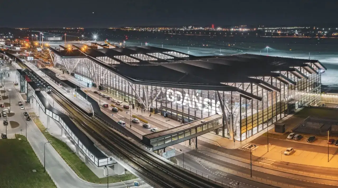 Nowoczesny terminal lotniska w Gdańsku, jednego z największych lotnisk w Polsce, nocą.