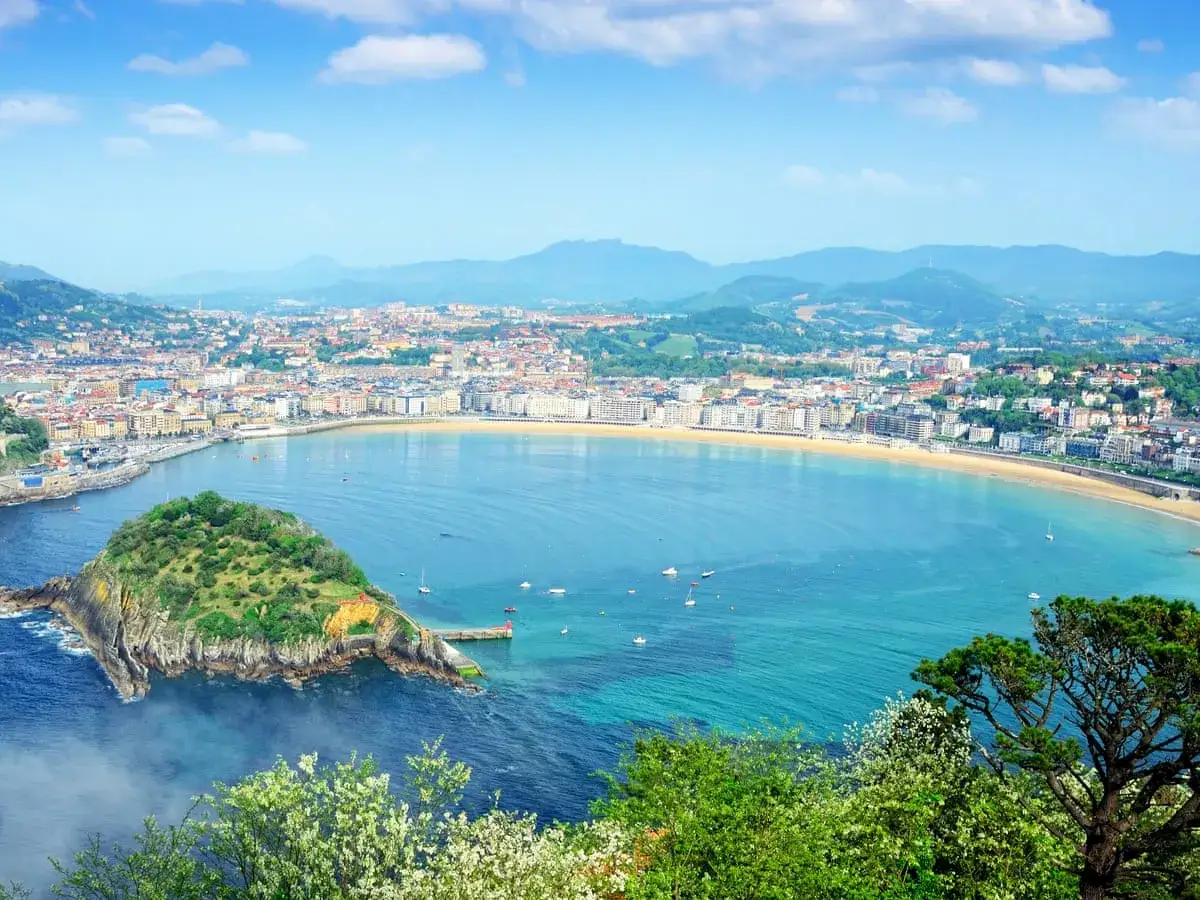 Widok na zatokę z wyspą i miastem, jedno z najpiękniejszych plaż w Europie.