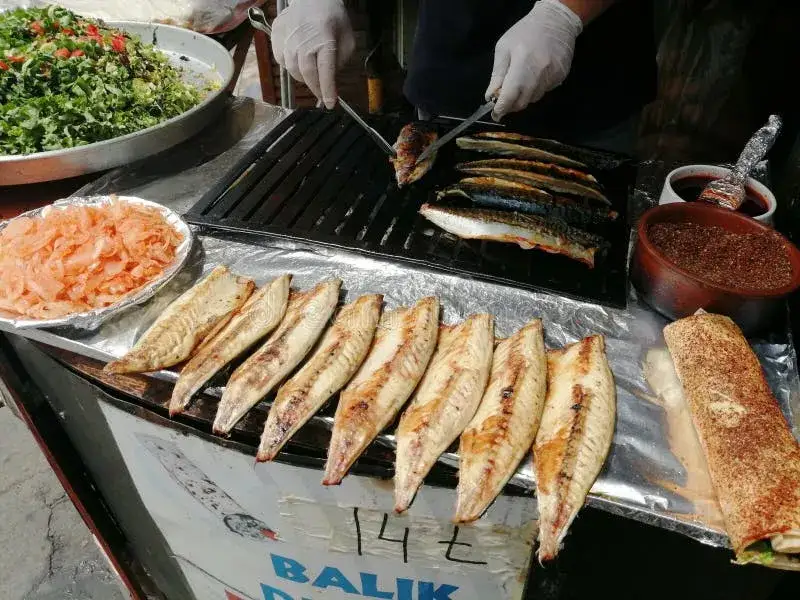 Turecki street food, np. simit lub balik ekmek
