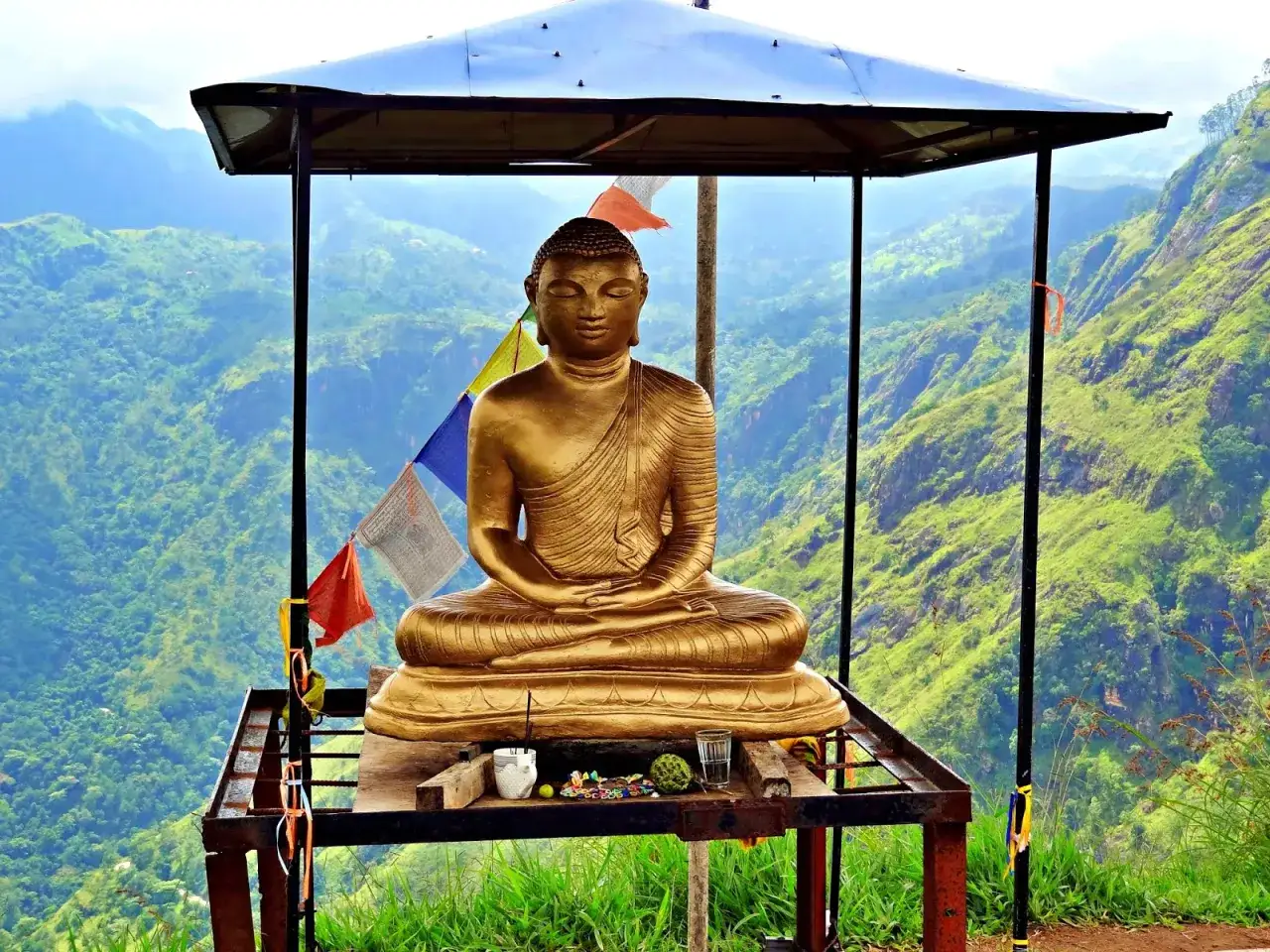 Złoty Budda na tle gór Sri Lanki. Marzenie o lotach na Sri Lankę staje się rzeczywistością.