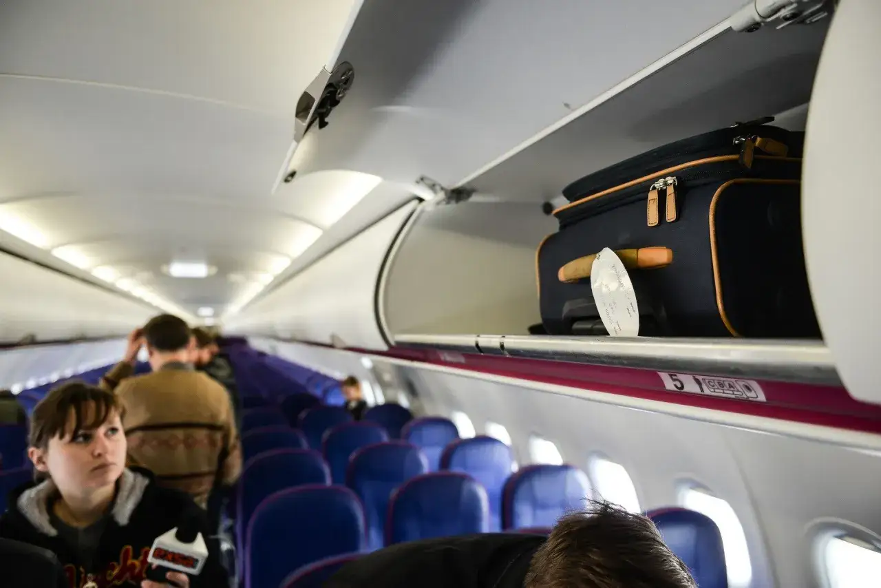 Pasażer z bagażem podręcznym Wizz Air
