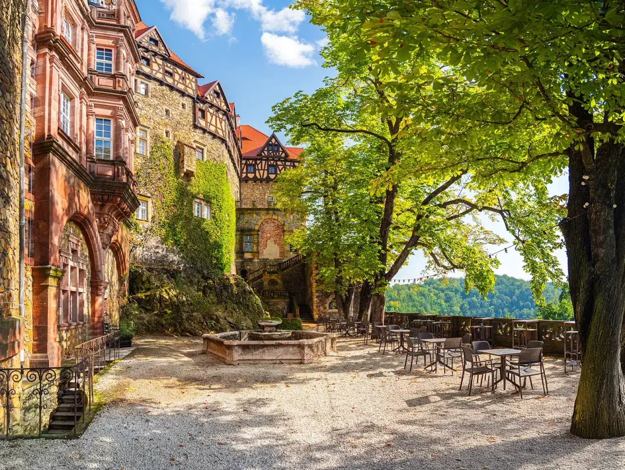 Zamek Książ zachwyca architekturą i zielenią. Warto sprawdzić opinie przed wizytą, by zaplanować idealny dzień.