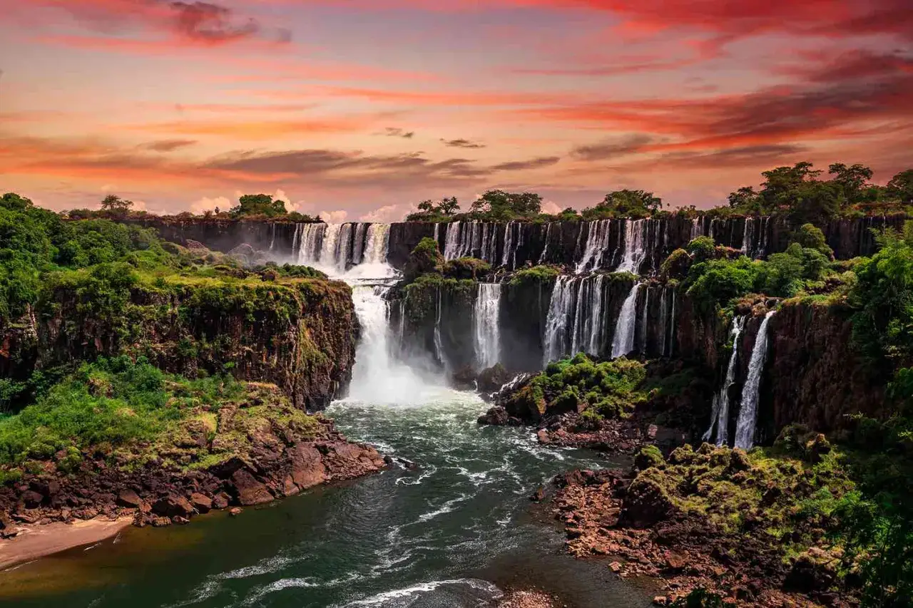 Wodospady Iguazú, jedne z najpiękniejszych miejsc na świecie, w zachwycającej scenerii o zachodzie słońca.