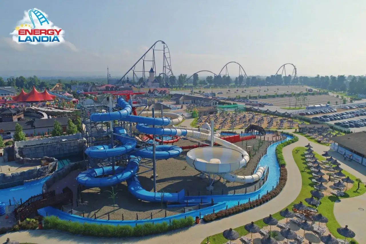 Energylandia, największy park wodny w Polsce, oferuje mnóstwo atrakcji, w tym zjeżdżalnie i rollercoastery.