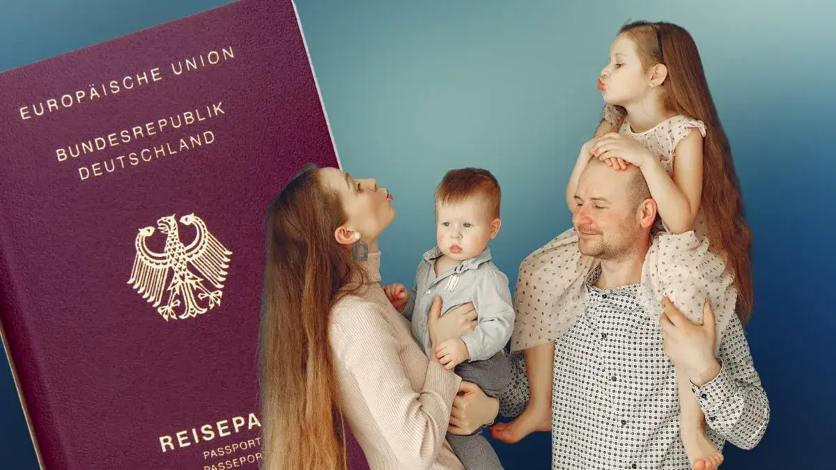 Rodzina z dzieckiem na lotnisku z paszportami