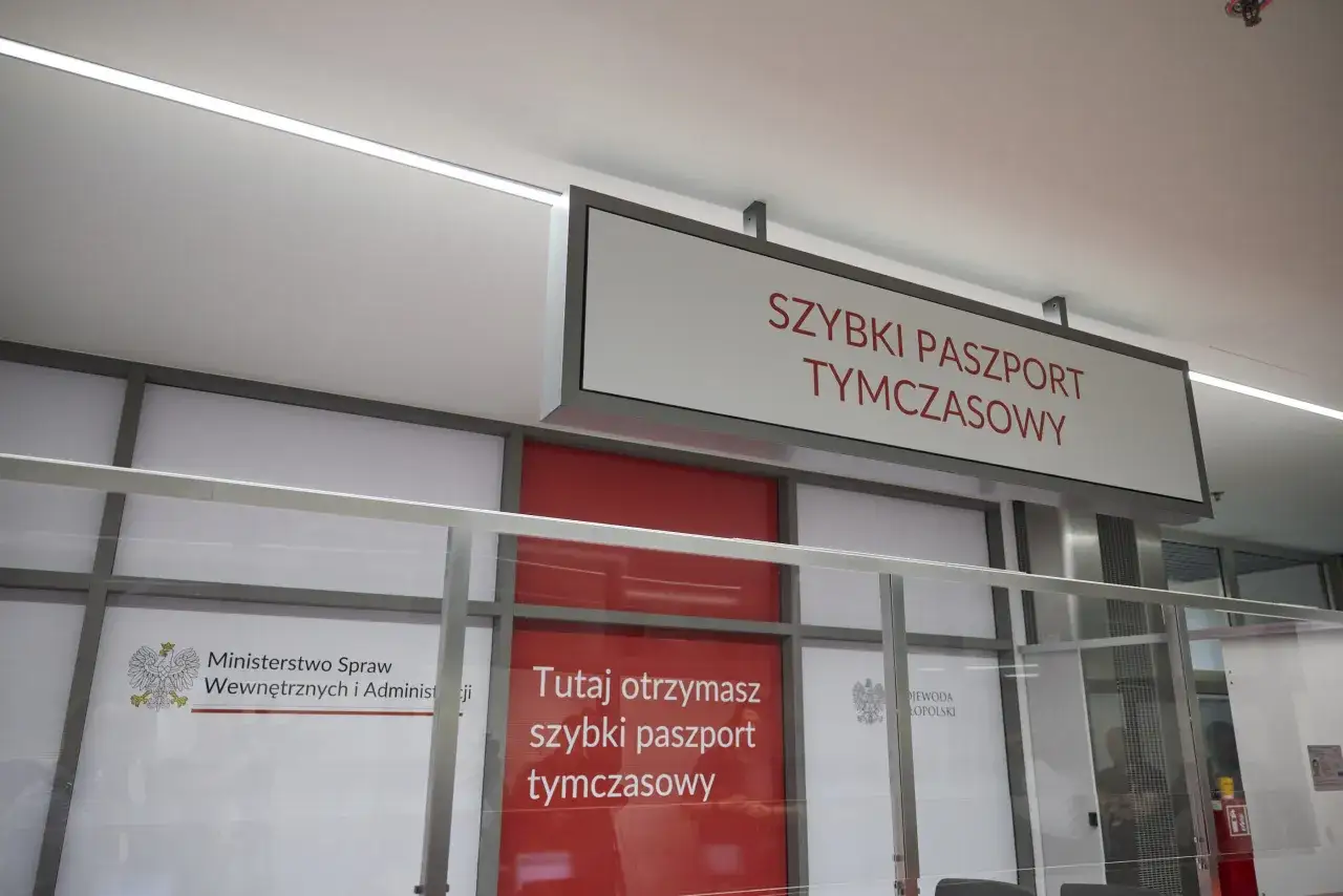 Szybki paszport tymczasowy do odbioru. Znak informuje o możliwości uzyskania dokumentu.