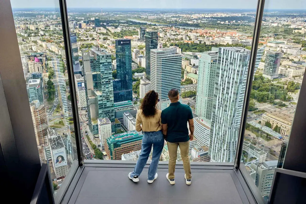 Para zwiedza Varso Tower taras widokowy. Sprawdź cennik i podziwiaj panoramę Warszawy z góry.