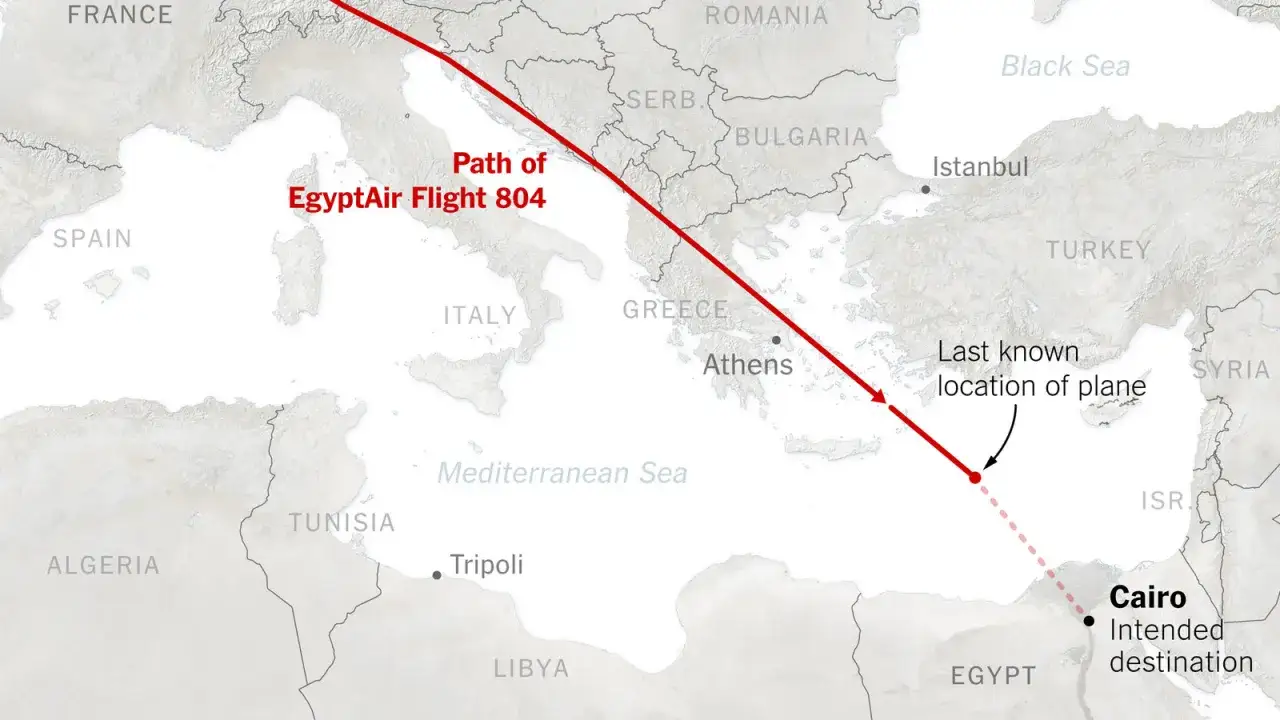 Trasa lotu EgyptAir 804 z Francji do Kairu. Mapa pokazuje ostatnią znaną lokalizację samolotu, pomagając zrozumieć, ile się leci do Egiptu.